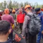 Tim SAR dan aparat kepolisian mengevakuasi pendaki korban erupsi Gunung Dukono di Halmahera Utara, Maluku Utara.
(Posnews/Ist)