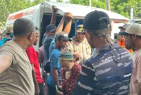 Tim SAR gabungan mengevakuasi pendaki yang terluka usai erupsi Gunung Dukono di Halmahera Utara, Maluku Utara. (Posnews/Basarnas)