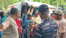 Tim SAR gabungan mengevakuasi pendaki yang terluka usai erupsi Gunung Dukono di Halmahera Utara, Maluku Utara. (Posnews/Basarnas)