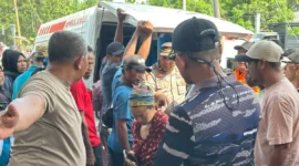 Tim SAR gabungan mengevakuasi pendaki yang terluka usai erupsi Gunung Dukono di Halmahera Utara, Maluku Utara. (Posnews/Basarnas)