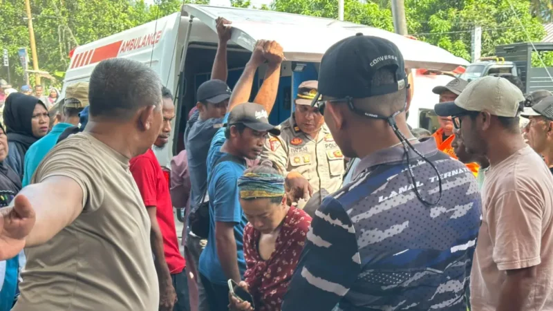 Tim SAR gabungan mengevakuasi pendaki yang terluka usai erupsi Gunung Dukono di Halmahera Utara, Maluku Utara. (Posnews/Basarnas)