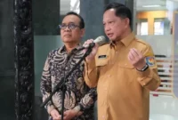 Menteri Dalam Negeri Tito Karnavian memberikan keterangan terkait rencana pemulihan bencana Sumatra di Kompleks Parlemen Senayan. (Posnews/Ist)