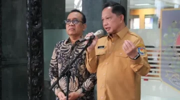 Menteri Dalam Negeri Tito Karnavian memberikan keterangan terkait rencana pemulihan bencana Sumatra di Kompleks Parlemen Senayan. (Posnews/Ist)