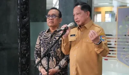 Menteri Dalam Negeri Tito Karnavian memberikan keterangan terkait rencana pemulihan bencana Sumatra di Kompleks Parlemen Senayan.