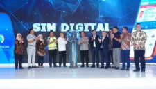 Wakapolri Komjen Pol Dedi Prasetyo saat peluncuran layanan SIM Digital dan E-TLE Drone Mobile dalam Rakernis Fungsi Lalu Lintas 2026 di Jakarta Selatan. (Posnews/Ist)