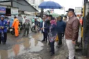Wali Kota Jakarta Barat Iin Mutmainnah meninjau lokasi banjir di Kembangan Selatan dan menyiapkan pembangunan saluran menuju Kali Angke. (Posnews/Pemko Jakbar)