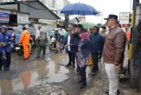 Wali Kota Jakarta Barat Iin Mutmainnah meninjau lokasi banjir di Kembangan Selatan dan menyiapkan pembangunan saluran menuju Kali Angke. (Posnews/Pemko Jakbar)