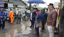 Wali Kota Jakarta Barat Iin Mutmainnah meninjau lokasi banjir di Kembangan Selatan dan menyiapkan pembangunan saluran menuju Kali Angke. (Posnews/Pemko Jakbar)