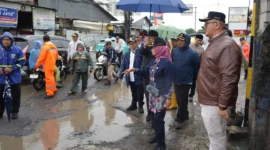 Wali Kota Jakarta Barat Iin Mutmainnah meninjau lokasi banjir di Kembangan Selatan dan menyiapkan pembangunan saluran menuju Kali Angke. (Posnews/Pemko Jakbar)