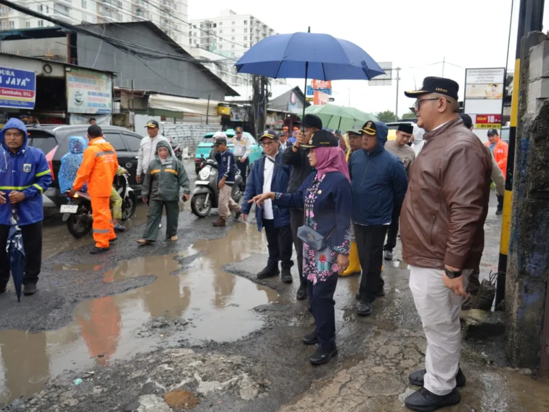 Wali Kota Jakarta Barat Iin Mutmainnah meninjau lokasi banjir di Kembangan Selatan dan menyiapkan pembangunan saluran menuju Kali Angke. (Posnews/Pemko Jakbar)