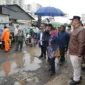 Wali Kota Jakarta Barat Iin Mutmainnah meninjau lokasi banjir di Kembangan Selatan dan menyiapkan pembangunan saluran menuju Kali Angke. (Posnews/Pemko Jakbar)