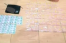 Petugas Polres Metro Bekasi menunjukkan barang bukti ratusan pil Eximer dan Tramadol hasil pengungkapan kasus obat keras ilegal di Cikarang Barat. (Posnews/Ist)
