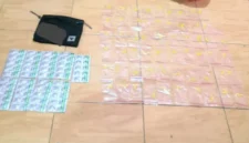 Petugas Polres Metro Bekasi menunjukkan barang bukti ratusan pil Eximer dan Tramadol hasil pengungkapan kasus obat keras ilegal di Cikarang Barat. (Posnews/Ist)
