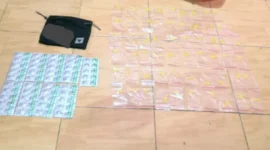 Petugas Polres Metro Bekasi menunjukkan barang bukti ratusan pil Eximer dan Tramadol hasil pengungkapan kasus obat keras ilegal di Cikarang Barat. (Posnews/Ist)
