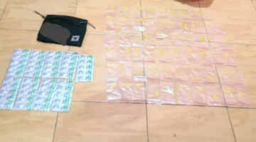 Petugas Polres Metro Bekasi menunjukkan barang bukti ratusan pil Eximer dan Tramadol hasil pengungkapan kasus obat keras ilegal di Cikarang Barat. (Posnews/Ist)
