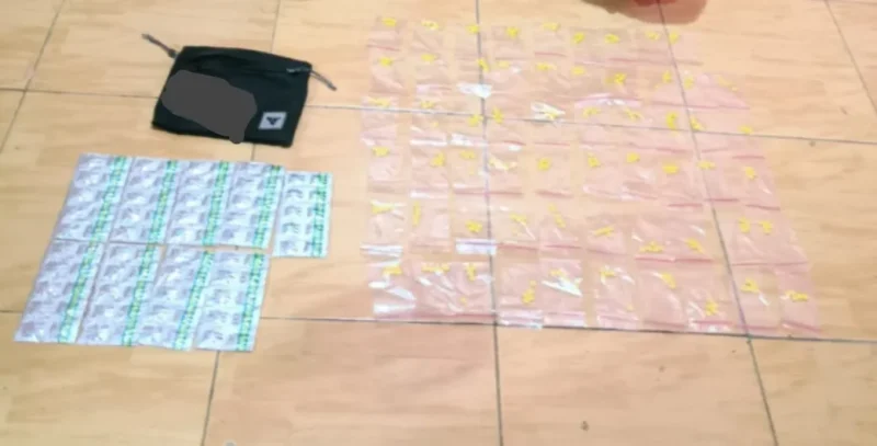 Petugas Polres Metro Bekasi menunjukkan barang bukti ratusan pil Eximer dan Tramadol hasil pengungkapan kasus obat keras ilegal di Cikarang Barat. (Posnews/Ist)
