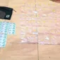 Petugas Polres Metro Bekasi menunjukkan barang bukti ratusan pil Eximer dan Tramadol hasil pengungkapan kasus obat keras ilegal di Cikarang Barat. (Posnews/Ist)
