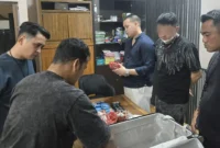 Polisi menunjukkan barang bukti Happy Water, ketamine, dan etomidate usai menangkap WNA China di apartemen Pademangan, Jakarta Utara. (Posnews/Ist)