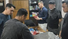 Polisi menunjukkan barang bukti Happy Water, ketamine, dan etomidate usai menangkap WNA China di apartemen Pademangan, Jakarta Utara. (Posnews/Ist)