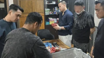 Polisi menunjukkan barang bukti Happy Water, ketamine, dan etomidate usai menangkap WNA China di apartemen Pademangan, Jakarta Utara. (Posnews/Ist)
