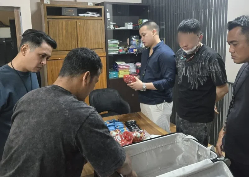 Polisi menunjukkan barang bukti Happy Water, ketamine, dan etomidate usai menangkap WNA China di apartemen Pademangan, Jakarta Utara. (Posnews/Ist)