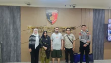Petugas Bareskrim Polri melimpahkan dua tersangka warga Pakistan kasus penyelundupan sabu ke Kejaksaan Negeri Kota Tangerang. (Posnews/Ist)