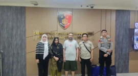 Petugas Bareskrim Polri melimpahkan dua tersangka warga Pakistan kasus penyelundupan sabu ke Kejaksaan Negeri Kota Tangerang. (Posnews/Ist)