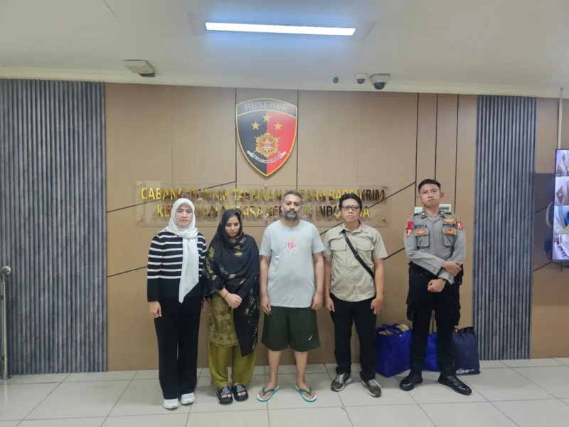Petugas Bareskrim Polri melimpahkan dua tersangka warga Pakistan kasus penyelundupan sabu ke Kejaksaan Negeri Kota Tangerang. (Posnews/Ist)