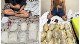 Petugas Bareskrim Polri menunjukkan barang bukti 29,4 kilogram sabu hasil penggerebekan di Apartemen MOI Kelapa Gading Jakarta Utara. (Posnews/Ist)