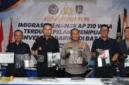 Petugas Direktorat Jenderal Imigrasi mengamankan ratusan WNA saat penggerebekan sindikat penipuan investasi online di Apartemen Baloi View, Batam, Kepulauan Riau. (Posnews/Net)
