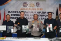 Petugas Direktorat Jenderal Imigrasi mengamankan ratusan WNA saat penggerebekan sindikat penipuan investasi online di Apartemen Baloi View, Batam, Kepulauan Riau. (Posnews/Net)