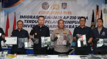 Petugas Direktorat Jenderal Imigrasi mengamankan ratusan WNA saat penggerebekan sindikat penipuan investasi online di Apartemen Baloi View, Batam, Kepulauan Riau. (Posnews/Net)