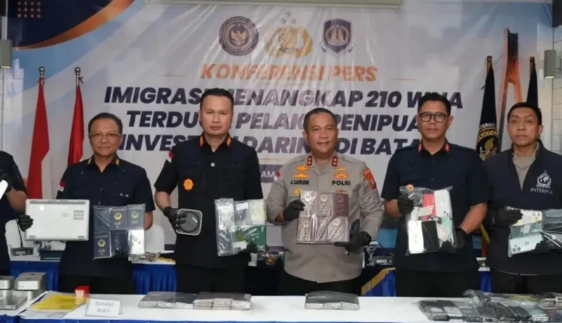 Petugas Direktorat Jenderal Imigrasi mengamankan ratusan WNA saat penggerebekan sindikat penipuan investasi online di Apartemen Baloi View, Batam, Kepulauan Riau. (Posnews/Net)