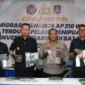 Petugas Direktorat Jenderal Imigrasi mengamankan ratusan WNA saat penggerebekan sindikat penipuan investasi online di Apartemen Baloi View, Batam, Kepulauan Riau. (Posnews/Net)