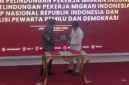 Ketua KPU RI dan Menteri P2MI menandatangani perpanjangan MoU perlindungan hak pilih pekerja migran Indonesia di luar negeri. (Posnews/MO)