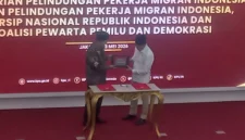 Ketua KPU RI dan Menteri P2MI menandatangani perpanjangan MoU perlindungan hak pilih pekerja migran Indonesia di luar negeri. (Posnews/MO)