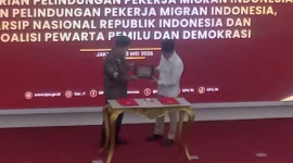 Ketua KPU RI dan Menteri P2MI menandatangani perpanjangan MoU perlindungan hak pilih pekerja migran Indonesia di luar negeri. (Posnews/MO)