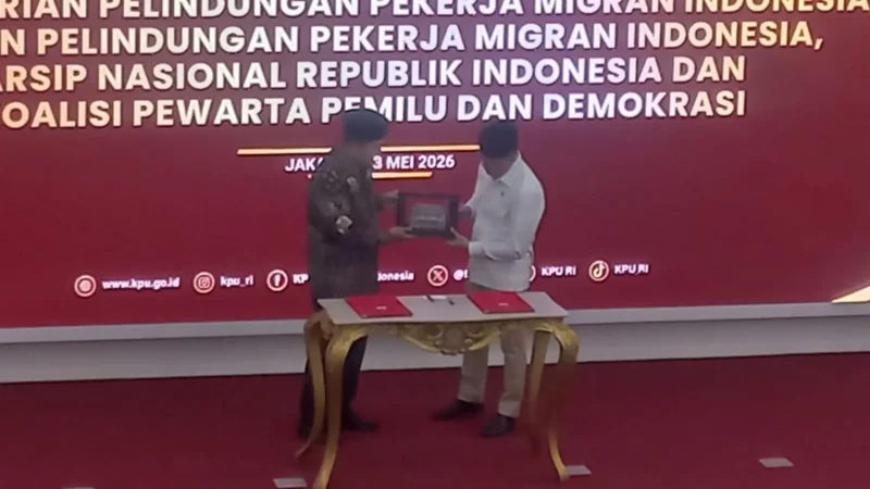 Ketua KPU RI dan Menteri P2MI menandatangani perpanjangan MoU perlindungan hak pilih pekerja migran Indonesia di luar negeri. (Posnews/MO)