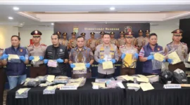 Petugas Polda Metro Jaya patroli malam memburu pelaku begal di wilayah rawan Jakarta. (Posnews/Ist)