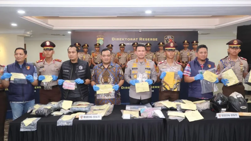 Petugas Polda Metro Jaya patroli malam memburu pelaku begal di wilayah rawan Jakarta. (Posnews/Ist)