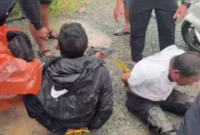 Petugas Bareskrim Polri menggerebek kampung narkoba di Gang Langgar, Samarinda, Kalimantan Timur, dan menangkap 11 tersangka jaringan narkotika dengan omzet hingga Rp200 juta per hari. (Posnews/Ist)