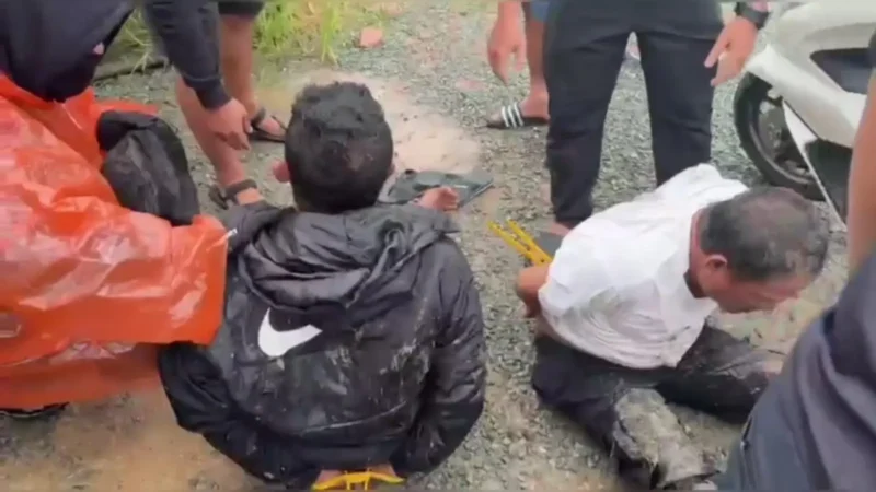 Petugas Bareskrim Polri menggerebek kampung narkoba di Gang Langgar, Samarinda, Kalimantan Timur, dan menangkap 11 tersangka jaringan narkotika dengan omzet hingga Rp200 juta per hari. (Posnews/Ist)