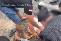 Petugas Bareskrim Polri menunjukkan barang bukti 15 kilogram sabu dan 315 cartridge vape etomidate hasil penggerebekan kampung narkoba di Gang Langgar Samarinda Kalimantan Timur. (Posnews/Ist)