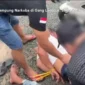 Petugas Bareskrim Polri menunjukkan barang bukti 15 kilogram sabu dan 315 cartridge vape etomidate hasil penggerebekan kampung narkoba di Gang Langgar Samarinda Kalimantan Timur. (Posnews/Ist)