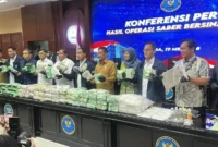 Petugas BNN saat mengamankan barang bukti narkotika dalam Operasi Saber Bersinar 2026 di berbagai wilayah Indonesia. (Posnews/BNN)