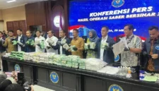 Petugas BNN saat mengamankan barang bukti narkotika dalam Operasi Saber Bersinar 2026 di berbagai wilayah Indonesia. (Posnews/BNN)