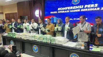 Petugas BNN saat mengamankan barang bukti narkotika dalam Operasi Saber Bersinar 2026 di berbagai wilayah Indonesia. (Posnews/BNN)