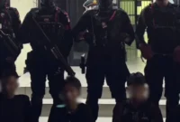 Polisi mengamankan remaja saat patroli dini hari di Tangerang. (Posnews)