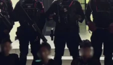 Polisi mengamankan remaja saat patroli dini hari di Tangerang. (Posnews)