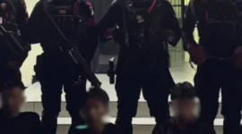 Polisi mengamankan remaja saat patroli dini hari di Tangerang. (Posnews)